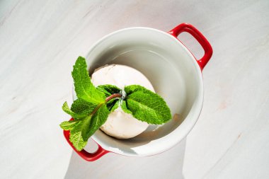 Naneli dondurma topu.