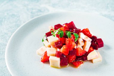 Beyaz tabakta meyve salatası