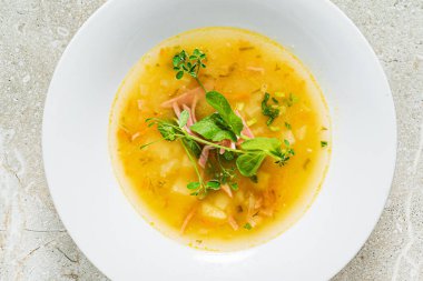 beyaz tabakta bezelye çorbası