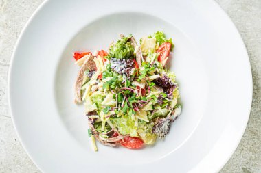 Tavuk ve sebzeli taze salata.