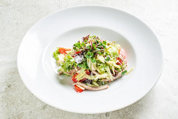 Frischer Salat Mit Hühnchen Und Gemüse — Stockfoto