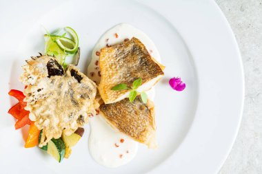 Kızarmış balık filetosu, sebzeli Atlantik morinası.