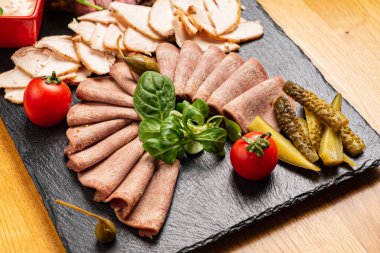 Siyah taşın üzerinde meze var.