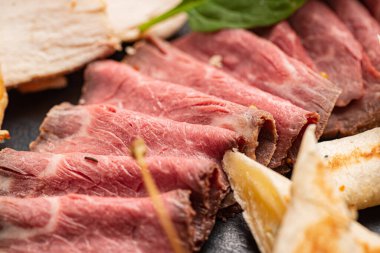 Siyah taşın üzerinde meze var.