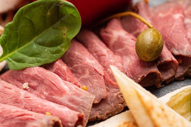 Siyah taşın üzerinde meze var.