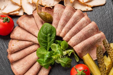 Siyah taşın üzerinde meze var.