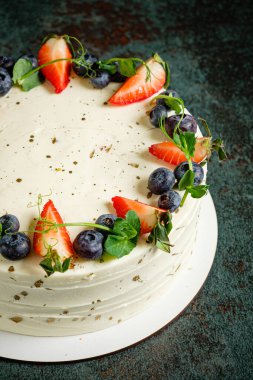 Taze böğürtlenli harika dekoratif pasta.