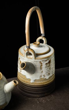 El yapımı kaselerde yeşil çay