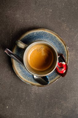 Bir fincan kapuçino ve tatlı.