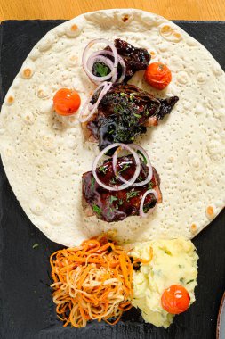 Et ve sebzeli tortilla.