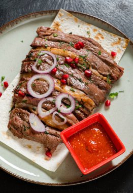 Et ve soslu kebap.
