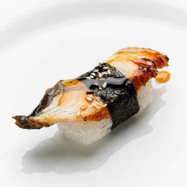 Beyaz arka planda taze suşi.