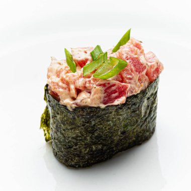 Beyaz arka planda taze suşi.