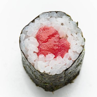 Beyaz arka planda taze suşi.