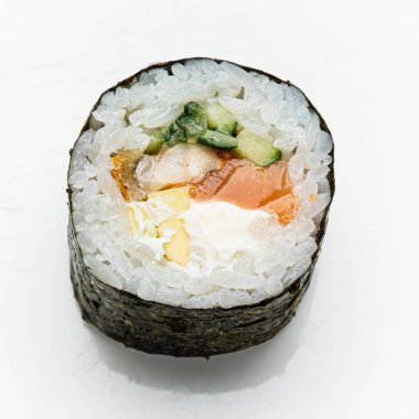 Beyaz arka planda taze suşi.