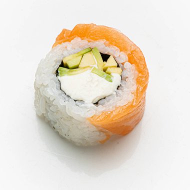 Beyaz arka planda taze suşi.