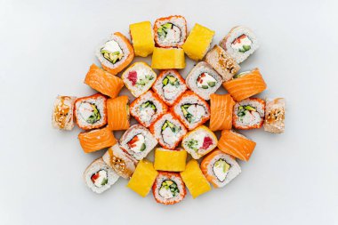 Beyaz arka planda taze suşi.