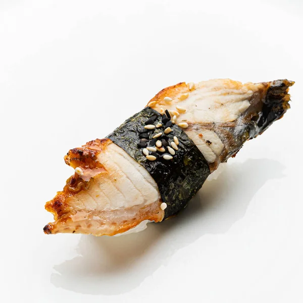 白色背景的新鲜寿司 — 图库照片