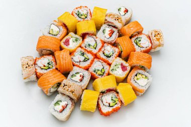 Beyaz arka planda taze suşi.