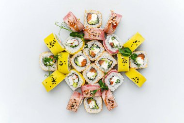 Beyaz arka planda taze suşi.
