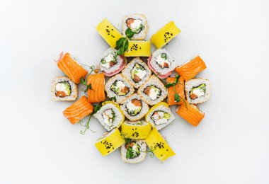 Beyaz arka planda taze suşi.