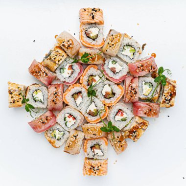 Beyaz arka planda taze suşi.