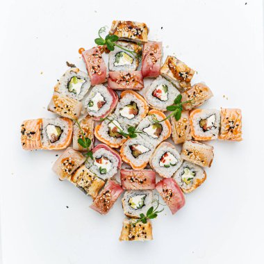 Beyaz arka planda taze suşi.