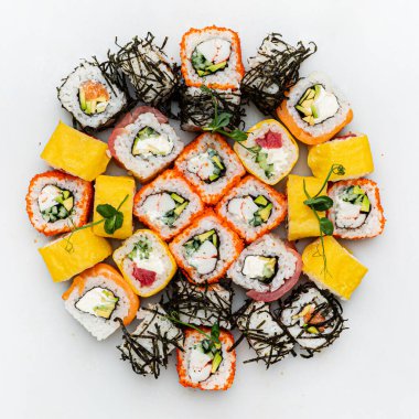 Beyaz arka planda taze suşi.