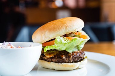 Kafede lezzetli bir burger.