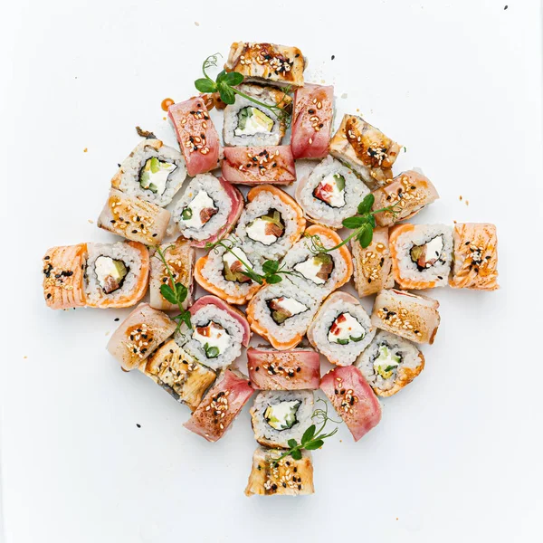 Beyaz arka planda taze suşi.