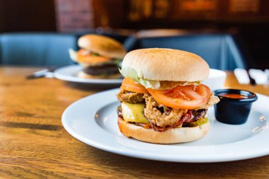 Kafede lezzetli bir burger.