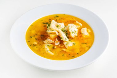 Beyaz arka planda balık çorbası