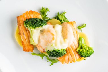 Kızarmış somon ve sebze.