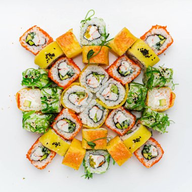 Beyaz arka planda taze suşi.