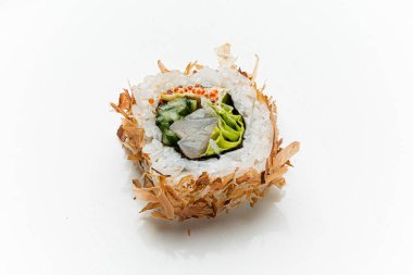 Beyaz arka planda suşi.