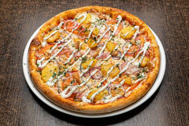 Tahta arka planda pizza.