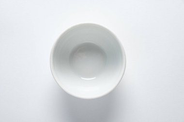 Açık arkaplanda boş beyaz tabak