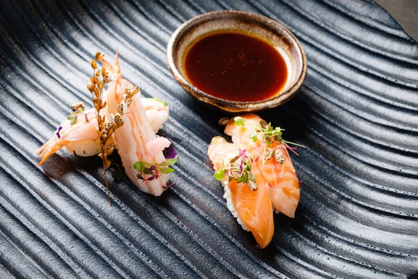 Nigiri Med Räkor Och Sojasås — Stockfoto