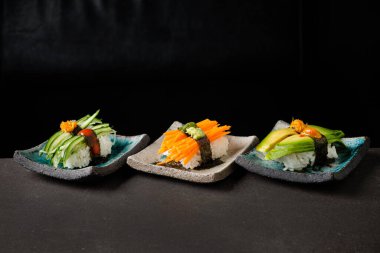 Organik sebzeli vegan nigiri.