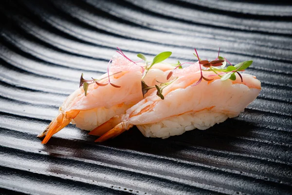 Nigiri Sullo Sfondo Nero — Foto Stock