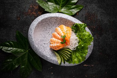 Taş zeminde suşi, üst görünümde.