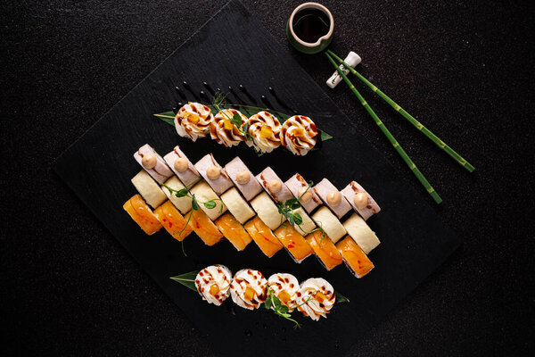 суши на каменном фоне