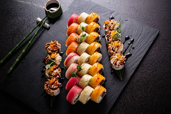 Sushi Sullo Sfondo Pietra — Foto Stock