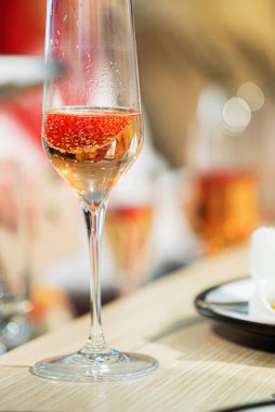 Çilekli ve köpüklü yemek masası.