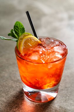 Barda alkollü bir kokteyl var.