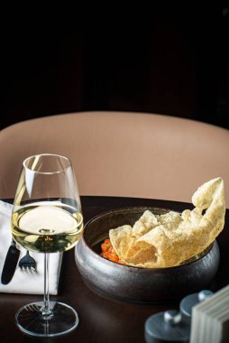 Somon tartar ve beyaz şarap.