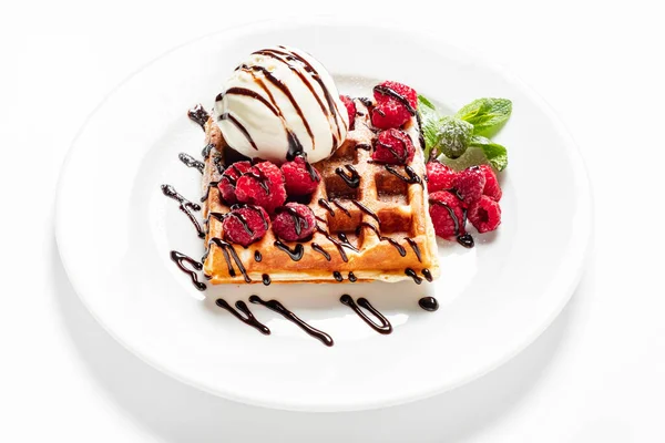 Belgische Waffel Mit Eis Und Beeren — Stockfoto