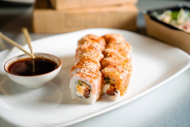 Restoranda soya soslu suşi.