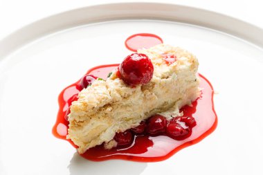 Kiraz soslu ve naneli Napolyon keki.