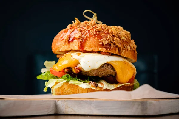 Zachodni Bekon Burger Krążki Cebulowe Sosem Bbq — Zdjęcie stockowe